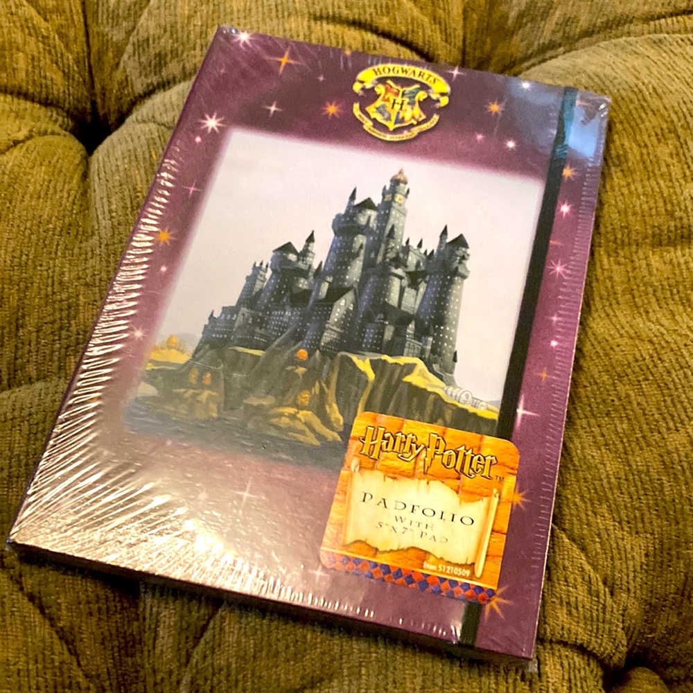 Harry Potter padfolio with elastic closure and 5x7 lined pad of paper inside.